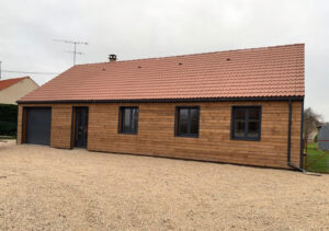 Vue d'une maison avec une isolation extérieur et bardage bois