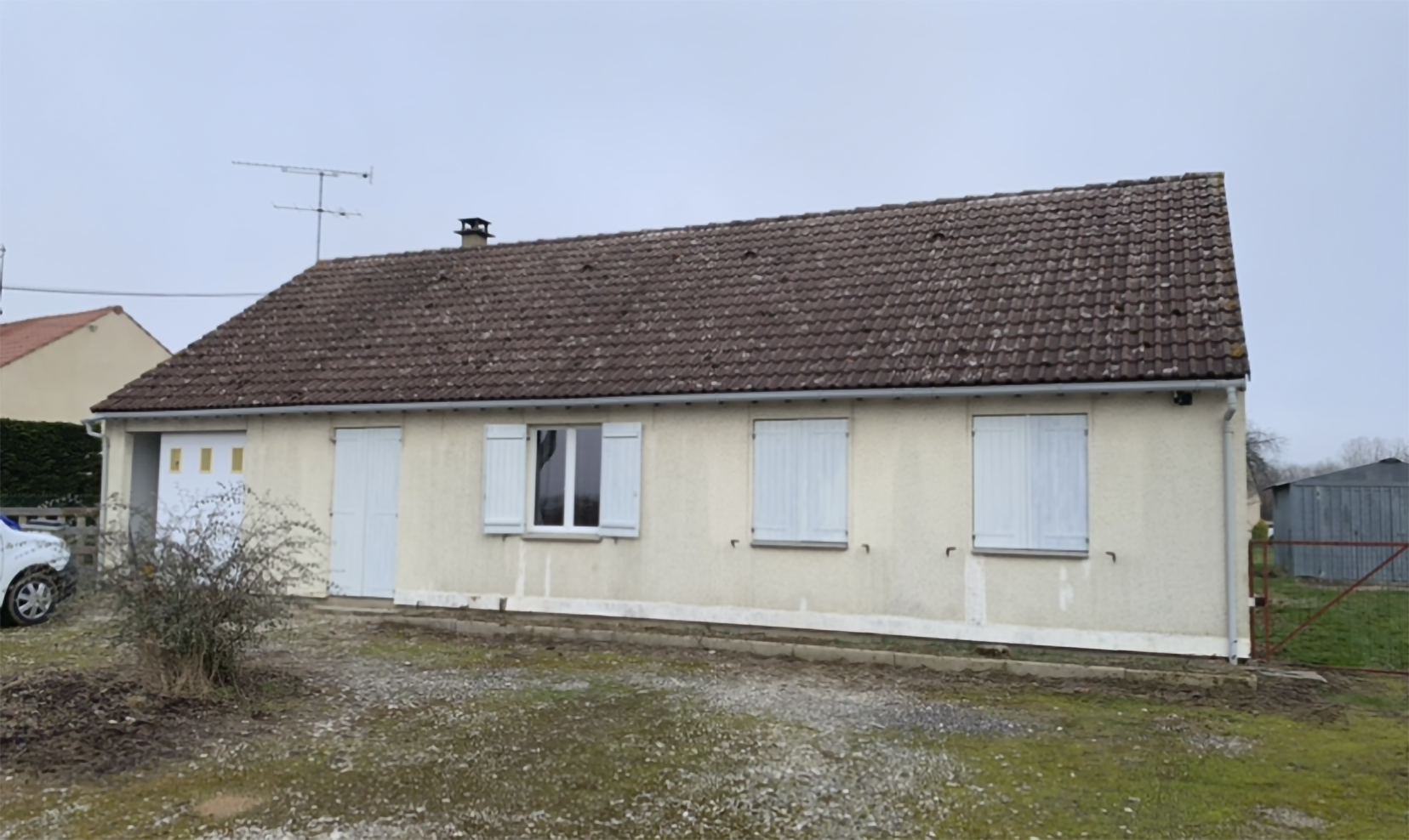 bardage-maison-avant-aeh-39 Vu d'une maison avant un bardage bois réalisé sur une maison avec isolation extérieur
