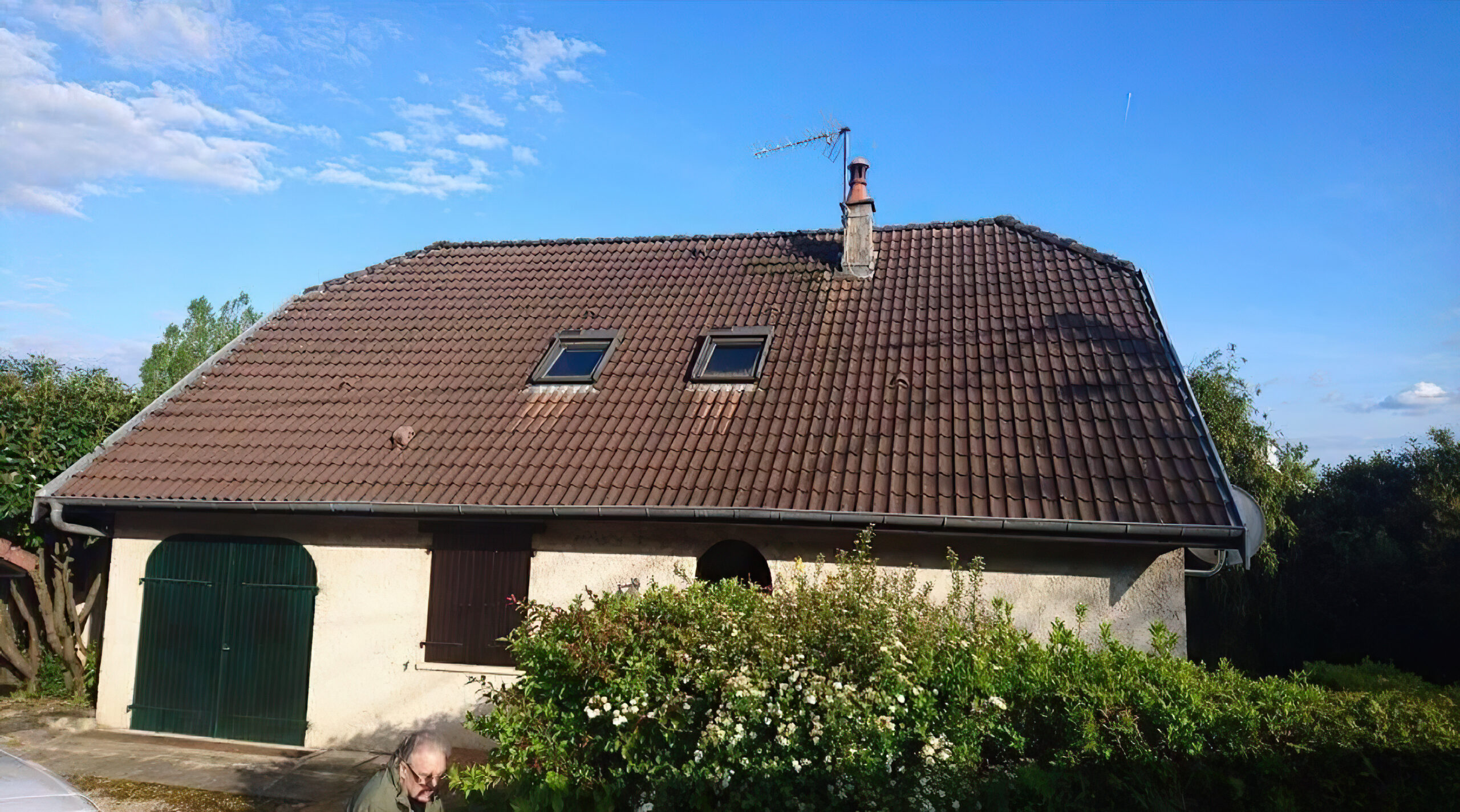 nettoyage-toiture-avant-aeh-39 Photo d'une maison avant Nettoyage d'une toiture