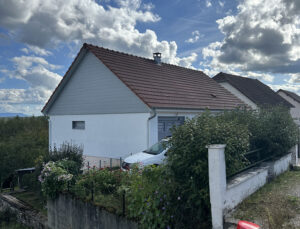 Ravalement de façade et bardage d'une maison en blanc et gris